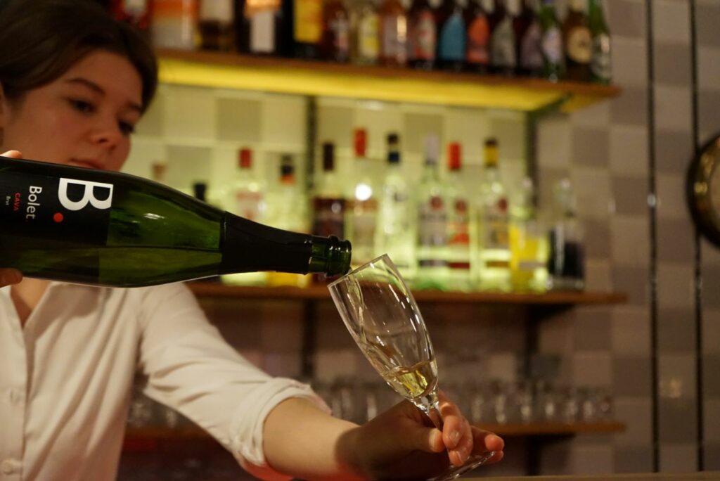 Personal häller upp champagne i ett glas