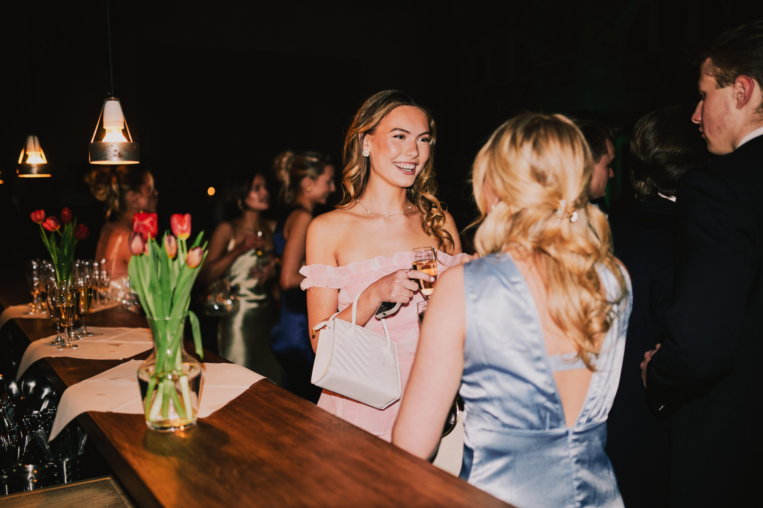 skrattande vänner på studentbal